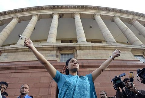 தெலங்கானா மசோதா மக்களவையில் நிறைவேறியது﻿: கடும் அமளியால் நேரடி ஒளிபரப்பு நிறுத்தம்﻿