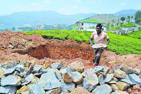 உதகை: பேரட்டி ஊராட்சியில் விதிமுறை மீறி பாறைகள் உடைப்பு? சுற்றுச்சூழல் பாதிக்கப்படும் அபாயம்﻿