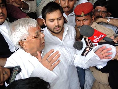 விலகியதாகக் கூறப்பட்ட எம்.எல்.ஏ.க்களுடன் பேரவைச் செயலரைச் சந்தித்தார் லாலு: கட்சியை உடைக்க முயல்வதாக நிதீஷ்குமார், பேரவைத் தலைவர் மீது குற்றச்சாட்டு