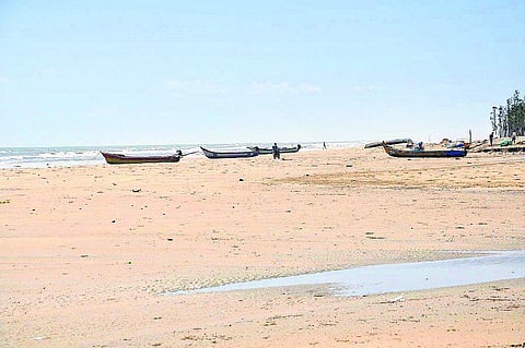 அரிச்சந்திரா நதியின் முகத்துவாரத்தை சீரமைத்த மக்கள்- ஆற்றின் பிற பகுதிகளில் அரசு தூர்வார வேண்டுகோள்