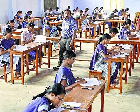 2,242 மையங்களில் பிளஸ்-2 தேர்வு தொடங்கியது