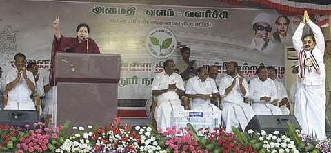 காங்., திமுக மீது சரமாரி தாக்கு: பாஜக-வை விமர்சிக்காத ஜெ.