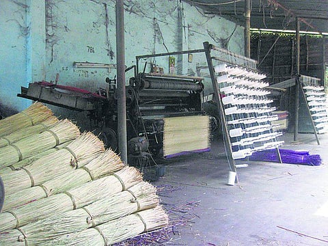 பாய் உற்பத்தியாளர்கள் காலவரையற்ற வேலைநிறுத்தம்- கோரை விலை உயர்வுக்கு கண்டனம்