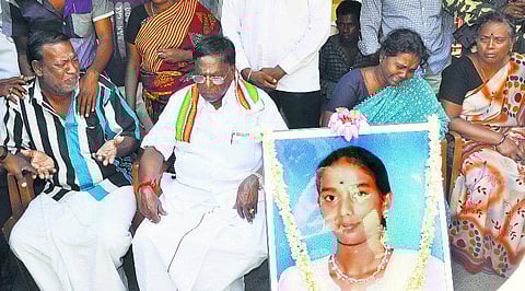 தற்கொலை செய்த மாணவியின் பெற்றோர் உண்ணாவிரதம்: காங்கிரஸ், பாஜக ஆதரவு