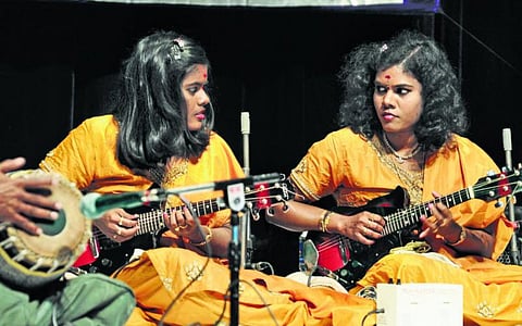 வாத்தியத்தில் சாதிக்கும் சகோதரிகள்