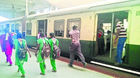 புறநகர் ரயில்களில் பந்தயம் கட்டி படியில் பயணிக்கும் சிறுவர்கள்: கண்டிக்கும் பயணிகளை கற்களால் தாக்குவதாக புகார்