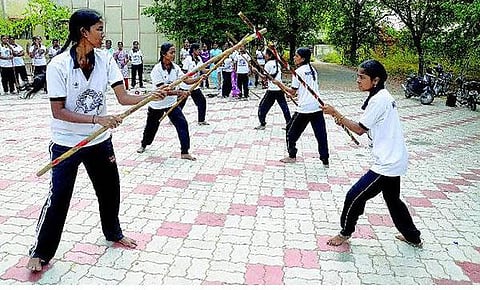 சீறிப் பாயும் சிலம்புப் பெண்கள்