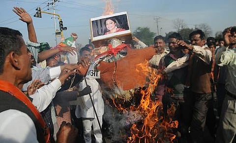 பாஜக வேட்பாளர்களுக்கு எதிர்ப்பு: சண்டீகரில் நடிகை கிரண்கேர் மீது முட்டை வீச்சு