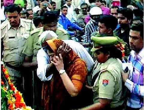 காங்கிரஸ் எம்எல்ஏ முத்தம் தரவில்லை: தி இந்துவிடம் நக்மா திட்டவட்ட மறுப்பு