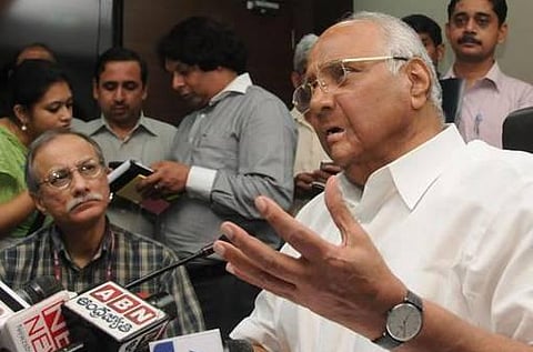 நரேந்திர மோடி உணர்வற்றவர்: சரத் பவார் தாக்கு