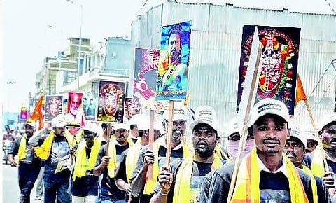 திருப்பதியில் ரஜினி ரசிகர்கள் பாத யாத்திரை﻿