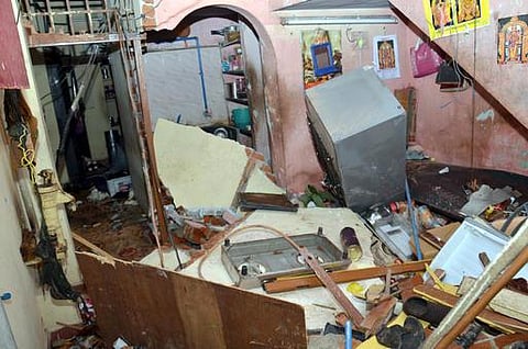 காஸ் சிலிண்டர் வெடித்து கணவன், மனைவி பலி: மகள் உட்பட 2 பேர் படுகாயம்﻿