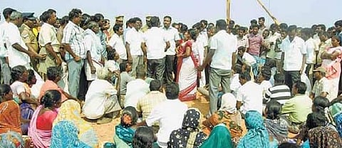 வேலைவாய்ப்பு கோரி கிராம மக்கள் போராட்டம்﻿: தனியார் டயர் தொழிற்சாலை முற்றுகை﻿