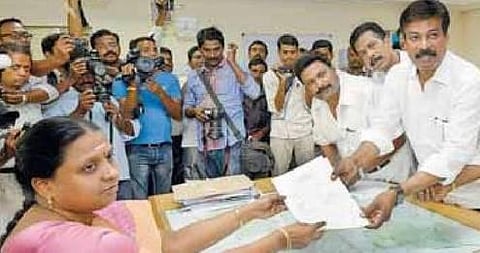 தேர்தல் அலுவலகத்தில் பாதுகாப்பு பணிக்கு போலீஸ் வராததால் குழப்பம்﻿: தேர்தல் அதிகாரி உத்தரவைத் தொடர்ந்து போலீஸ் குவிப்பு﻿