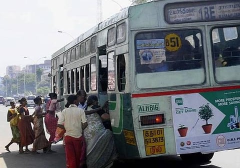 நிழற்குடை இல்லாத பேருந்து நிறுத்தங்கள்: கொளுத்தும் வெயிலில் காத்திருக்கும் அவலம்- மழை வருது.. வெயில் வருது..‘குடை’ கொண்டு வருமா சென்னை மாநகராட்சி?﻿