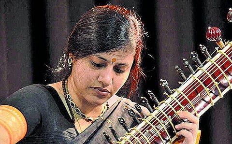 சிதாரில் சாதிக்கும் அனுபமா