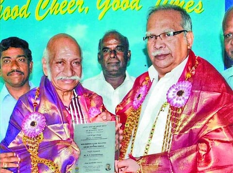 எம்.ஜி.ஆரின் மெய்க்காப்பாளர் ராமகிருஷ்ணனுக்கு ‘எம்.ஜி.ஆர். விருது’﻿:  மலேசியாவில் நடந்த விழாவில் வழங்கப்பட்டது﻿