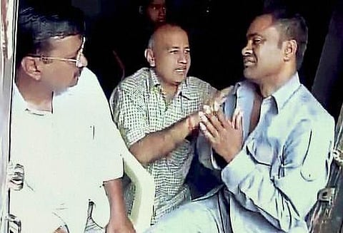 கன்னத்தில் அறைந்த ஆட்டோ டிரைவரை சந்தித்த அர்விந்த் கேஜ்ரிவால்﻿: தேர்தலுக்கான நாடகம் என பாஜக விமர்சனம்