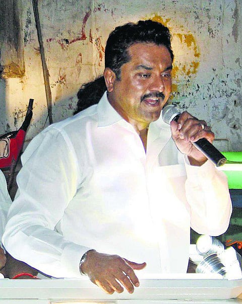 தேனீ கடித்த திருமாவளவன்: கருணாநிதிக்கு சரத்குமார் கேள்வி﻿