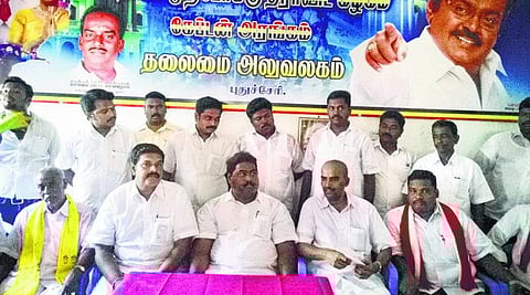 மோடி படம் போடுவதில் போட்டி: தேமுதிக அலுவலகத்துக்குச் சென்ற பாமக வேட்பாளர்