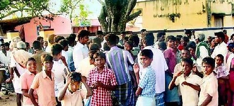 ஆசிரியையை செல்போனில்  படம் எடுத்த ஆசிரியர் கைது﻿: கிராம மக்கள் ஆவேசம்; பள்ளிக்கு பூட்டு﻿