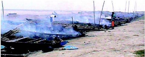 பழவேற்காட்டில் ஆந்திர மீனவர்கள் திடீர் தாக்குதல்﻿: 50 வீடுகள், 100 படகுகள் எரிந்து சாம்பல்; ஏடிஎஸ்பி உள்பட 7 போலீஸார் காயம்﻿