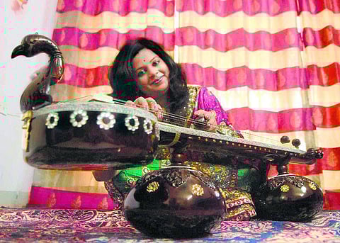 மரபு மாறாத நவீனம்﻿ - ராதிகா புத்கர்