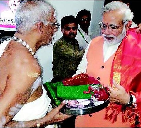 மோடி தனது மனைவி பெயரை அறிவித்தது எப்படி?﻿: பின்னணியில் காஞ்சி காமாட்சி அம்மனின் அருள் எனத் தகவல்