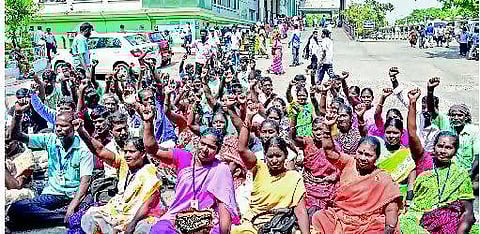 6 மாத சம்பள நிலுவை: வார்டு பணியாளர்கள் போராட்டம்﻿: அரசு பொது மருத்துவமனையில் நோயாளிகள் அவதி