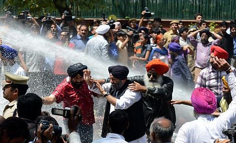 டைட்லருக்கு நற்சான்றா?- டெல்லி காங். அலுவலகத்தில் சீக்கியர்கள் முற்றுகை