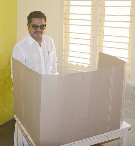 வாக்களித்தனர் சரத்குமார் - ராதிகா சரத்குமார்