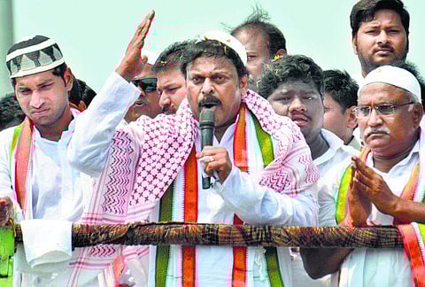 மோடியை ஹிட்லர் என விமர்சித்த சிரஞ்சீவி மீது முட்டை வீச்சு﻿