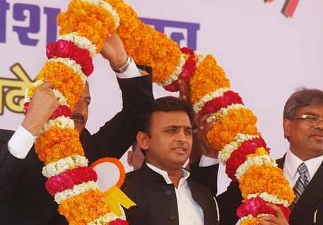 அகிலேஷ் மற்றும் அவர் மனைவி டிம்பிள் பெரும் விபத்திலிருந்து தப்பினர்