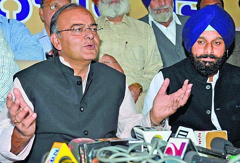 ஜேட்லிக்கு ஆதரவாக புனிதப் பாடலை மாற்றிப் பாடிய அமைச்சர் மீது நடவடிக்கை: சீக்கிய குருத்வாரா அறிவிப்பு