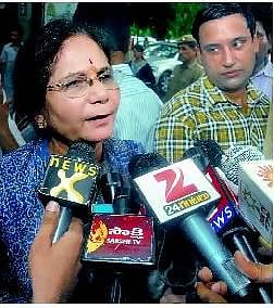 தர்ணாவுக்கு பிறகு என்.டி.திவாரியை சந்தித்தார் 62 வயது ‘மனைவி’﻿