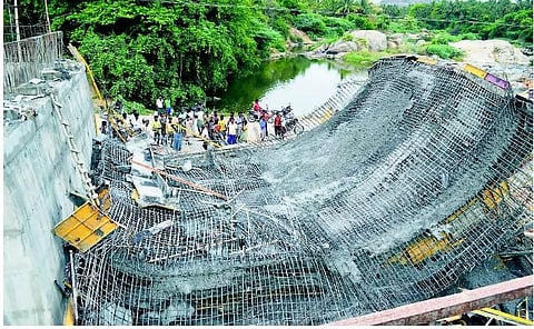 கட்டுமானப் பணியின்போது பாலம் சரிந்து விபத்து﻿: உதவி செயற்பொறியாளர் உள்பட 15 பேர் காயம்﻿