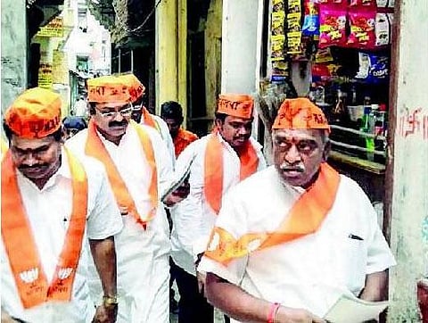 தமிழக பாஜக குழு வாரணாசியில் வாக்கு சேகரிப்பு: காலில் விழுந்து வாக்கு கேட்ட பொன்.ராதாகிருஷ்ணன்﻿