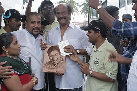 உங்களுக்காக நான் என்ன செய்யணும்? - பார்வையற்றவர்களை சந்தித்த ரஜினி!