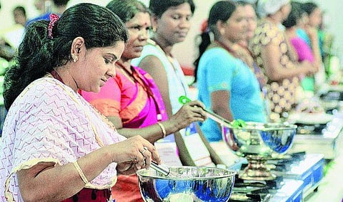 உணவோடு விளையாடலாம்