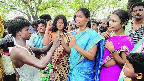 கூத்தாண்டவர் கோயிலில் அரவாண் களப்பலி திருநங்கைகள் விதவைக்கோலம்