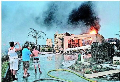 அமெரிக்காவில் காட்டுத் தீ ஆயிரக்கணக்கானோர் வெளியேற்றம்﻿