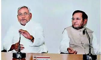 முதல்வராக நீடிக்க எம்.எல்.ஏ.க்கள் வலியுறுத்தல்: ஒருநாள் அவகாசம் கேட்டார் நிதிஷ் குமார்﻿