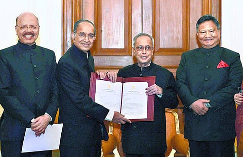 புதிய எம்.பி.க்கள் பட்டியல் ஒப்படைப்பு