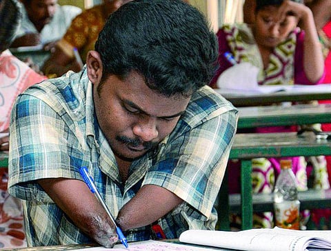 ஆசிரியர் பணியில் சேர தொடர்ந்து தகுதித் தேர்வெழுதும் மாற்றுத்திறனாளி