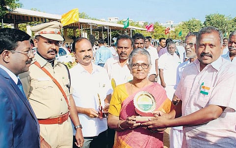 ஆதரவற்ற குழந்தைகளை ஒரே கூட்டில் கூட்டுக் குடும்பமாய் வாழவைக்க வேண்டும்- மனிதநேய மருத்துவர் இளையபாரியின் லட்சியம்