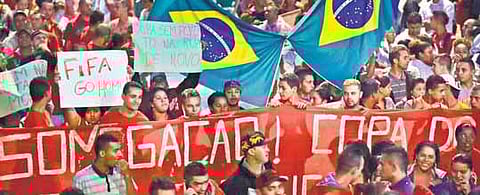 உலகக் கோப்பை கால்பந்தை எதிர்த்து பிரேசிலில் பிரம்மாண்ட பேரணி﻿: மக்களின் வரிப்பணத்தை வீணாக்குவதாக புகார்