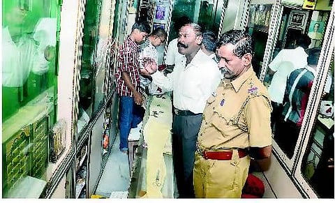 மதுரை நகைக் கடையில் துப்பாக்கியைக் காட்டி கொள்ளை﻿: மேற்கு வங்க இளைஞர்களை சினிமா பாணியில் விரட்டிப் பிடித்தது போலீஸ்﻿