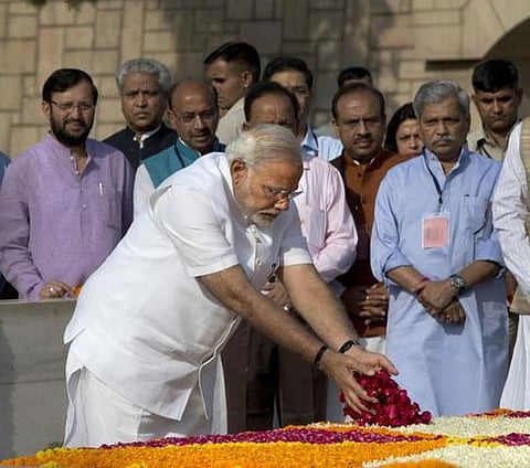 மகாத்மா காந்தி நினைவிடத்தில் அஞ்சலி செலுத்தினார் நரேந்திர மோடி