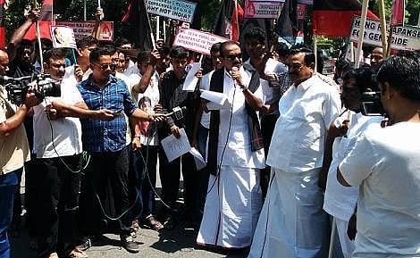 ராஜபக்சே வருகைக்கு எதிர்ப்பு: டெல்லியில் கருப்புக்கொடி போராட்டம் நடத்திய வைகோ கைது