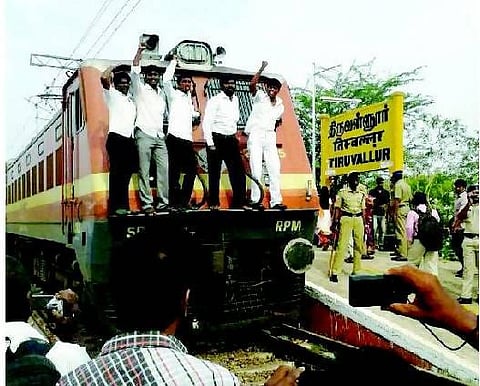 இலங்கை அதிபர் ராஜபக்சே வருகைக்கு எதிர்ப்பு﻿: சட்டக்கல்லூரி மாணவர்கள் ரயில் மறியல்﻿